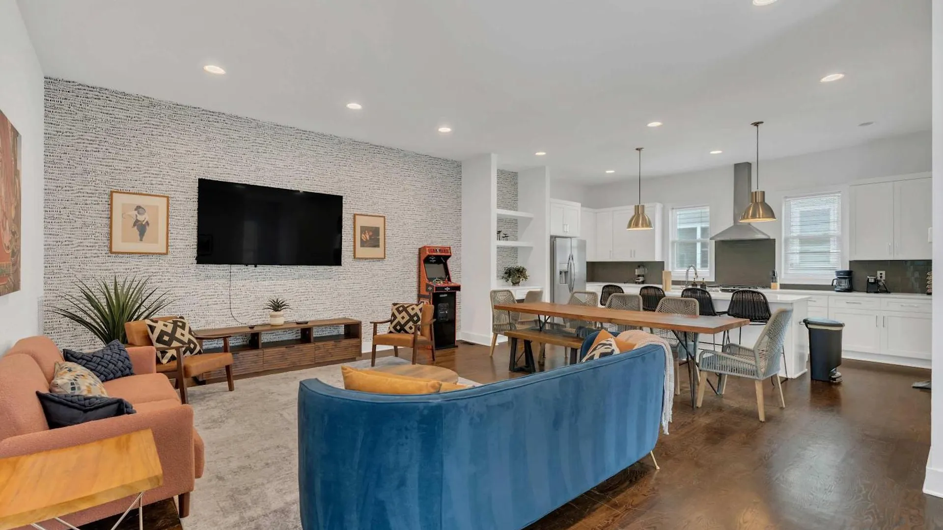 Large Home With Rooftop & Views Sleeps 12 Nashville